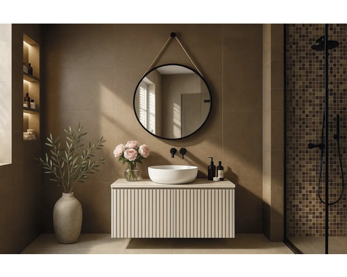 Helles Badezimmer mit Waschtischunterschrank, rundem Spiegel mit Seilaufhängung und gefliester Dusche