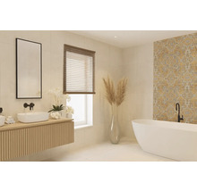 Salle de bain avec lavabo, miroir, baignoire et éléments décoratifs pour une ambiance claire et conviviale.