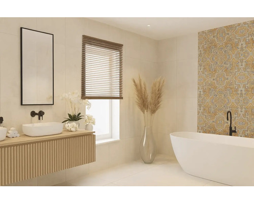 Salle de bain avec lavabo, miroir, baignoire et éléments décoratifs pour une ambiance claire et conviviale.