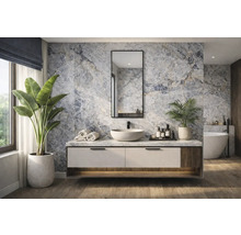 Salle de bains avec meuble-lavabo, miroir, plantes et baignoire.