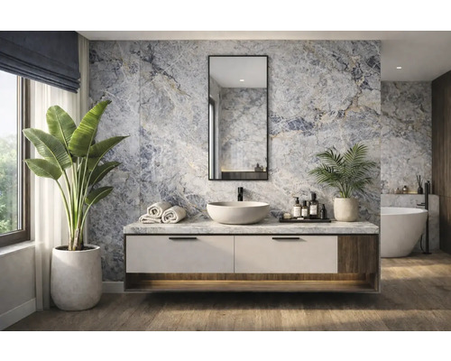 Salle de bains avec meuble-lavabo, miroir, plantes et baignoire.