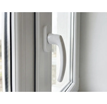 Gros plan d'une fenêtre en plastique avec une poignée de fenêtre