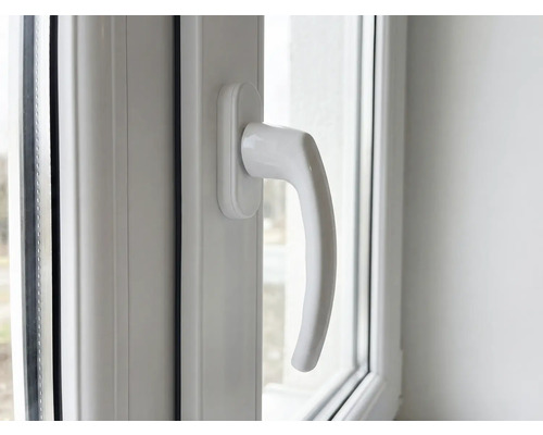 Gros plan d'une fenêtre en plastique avec une poignée de fenêtre