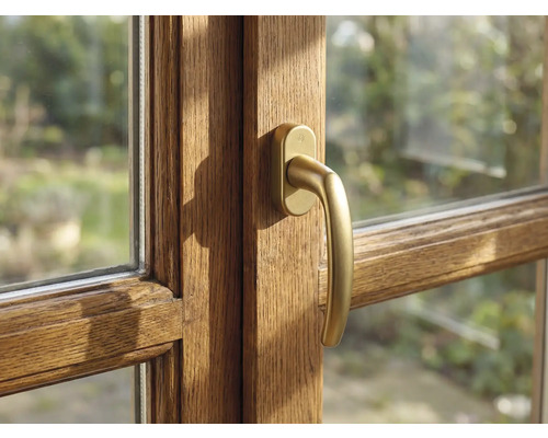 Gros plan d'une fenêtre en bois avec poignée de fenêtre