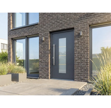 Porte d'entrée moderne avec insertion de verre dans une maison en briques