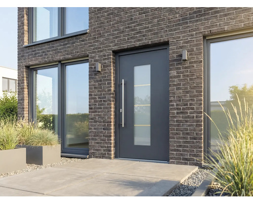 Porte d'entrée moderne avec insertion de verre dans une maison en briques
