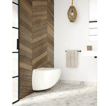 Badezimmer mit wandhängendem WC, Holzvertäfelung und sechseckigen Bodenfliesen