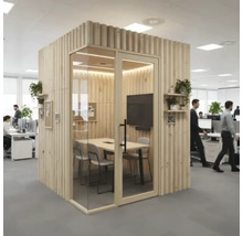 Salle de réunion avec porte en verre et murs en bois dans un bureau