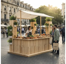 Stand de marché en bois avec des légumes et des herbes sur une place publique
