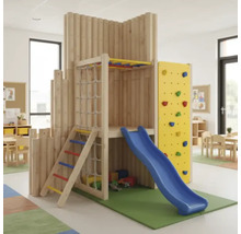 Structure d'escalade avec toboggan, mur d'escalade et filet d'escalade dans une pièce lumineuse