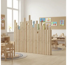 Cloison en bois avec des éléments adaptés aux enfants dans une pièce lumineuse
