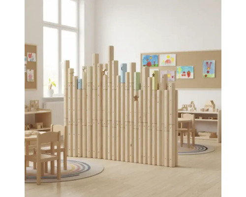 Cloison en bois avec des éléments adaptés aux enfants dans une pièce lumineuse