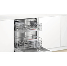 Offener Geschirrspüler mit zwei Geschirrkörben im Küchenschrank