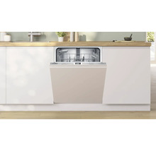 Offener Geschirrspüler in einer Küchenzeile