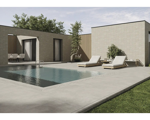 Aussenbereich mit Pool, Liegestühlen und Sitzbereich