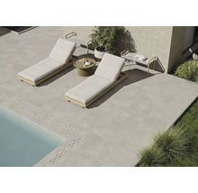 Terrasse mit Steinplatten, Liegestühlen und Pool