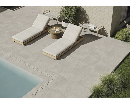 Terrasse mit Steinplatten, Liegestühlen und Pool