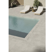 Szene mit Swimmingpool, Fliesenboden und Liegestühlen für den Aussenbereich