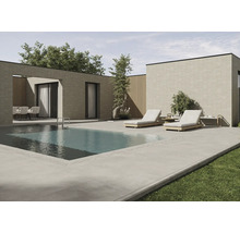 Aussenansicht eines modernen Hauses mit Pool und Liegestühlen