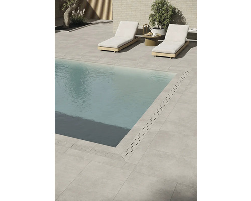 Aussenbereich mit Schwimmbad, Fliesenboden und zwei Sonnenliegen