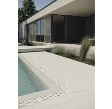 Moderne Architektur mit Pool und Steinboden im Aussenbereich