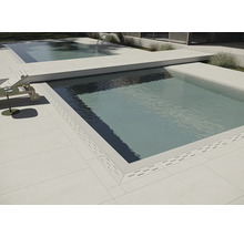 Poolbereich mit Becken und Terrassenplatten