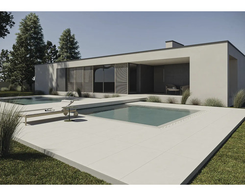 Modernes Haus mit Pool und Terrassenplatten im Aussenbereich.