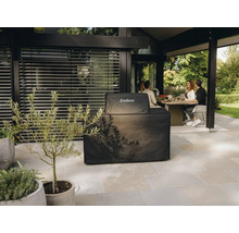 Terrasse couverte avec barbecue Enders sous housse et personnes assises