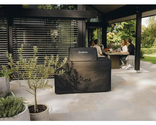 Terrasse couverte avec barbecue Enders sous housse et personnes assises