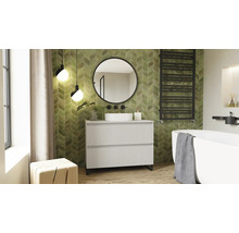 Salle de bains avec meuble-lavabo, miroir, baignoire et radiateur devant un mur carrelé.
