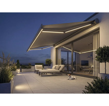 Terrasse avec store, mobilier de jardin et éclairage en soirée