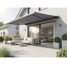 Terrasse avec store banne déployé, mobilier de jardin et plantations