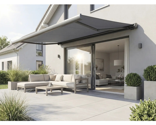 Terrasse avec store banne déployé, mobilier de jardin et plantations