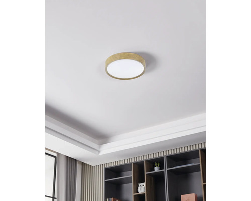 Deckenleuchte mit Holzeinfassung in einem hellen, modernen Raum