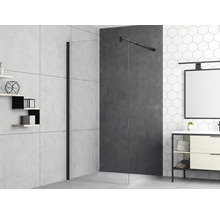 Salle de bains avec paroi de douche, meuble sous-lavabo et étagères