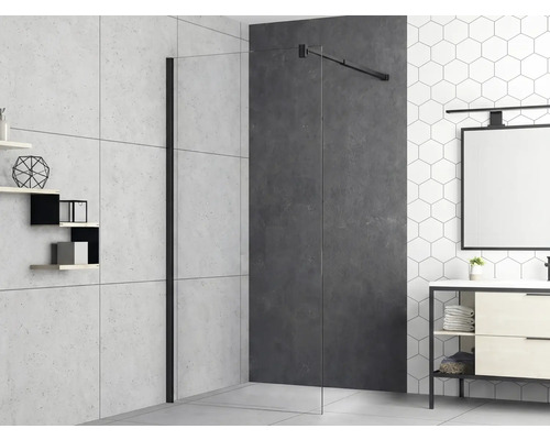 Salle de bains avec paroi de douche, meuble sous-lavabo et étagères