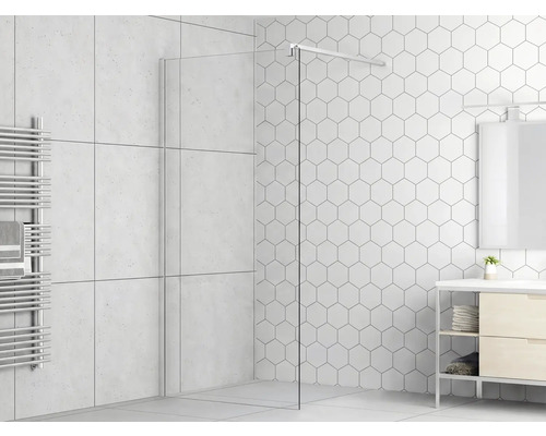 Salle de bain avec paroi de douche en verre, sèche-serviettes et meuble-lavabo