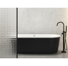 Freistehende Badewanne mit schwarzer Außenseite und weißer Innenseite neben Armatur im Badezimmer.