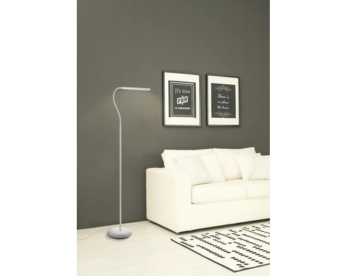 Lampadaire dans un salon avec canapé et tableaux