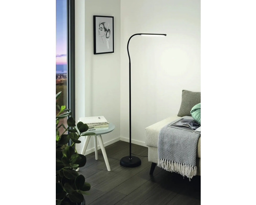 Coin lecture moderne avec lampadaire, table d'appoint et canapé