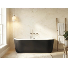 Salle de bains avec baignoire îlot, échelle à serviettes et fenêtre pour la lumière du jour