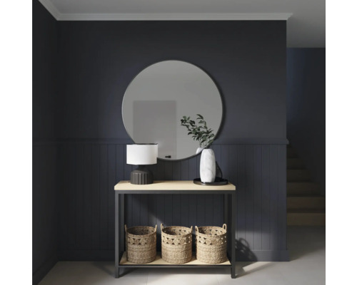 Eingangsbereich mit Konsole, rundem Spiegel, Lampe und geflochtenen Körben