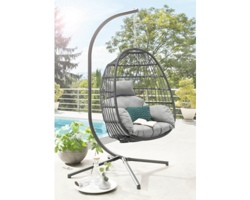 Hängesessel mit Gestell und Kissen im Aussenbereich