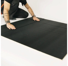 Pose de panneaux isolants par une personne