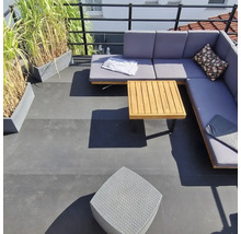Scène avec un groupe de salon, une table et un tabouret sur une terrasse de toit