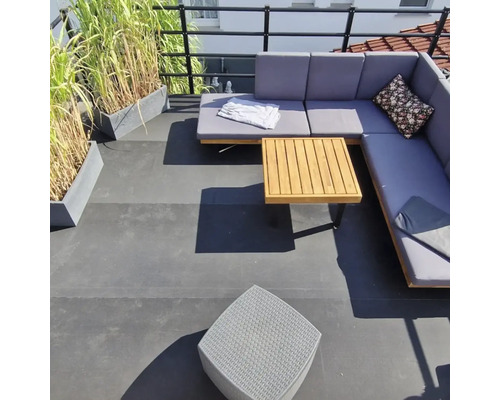 Scène avec un groupe de salon, une table et un tabouret sur une terrasse de toit