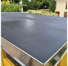 Feuille de bitume sur un toit avec bordure métallique