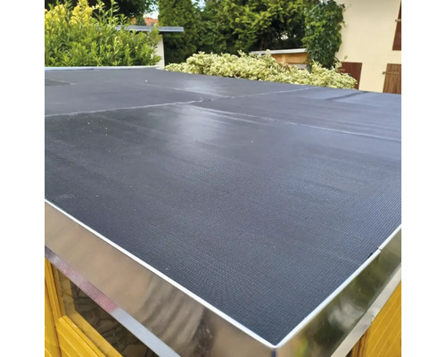 Feuille de bitume sur un toit avec bordure métallique