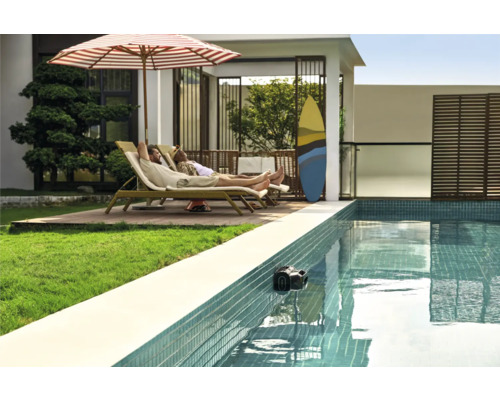 Scène avec piscine contenant un robot de piscine et deux personnes se relaxant sur des chaises longues sous un parasol