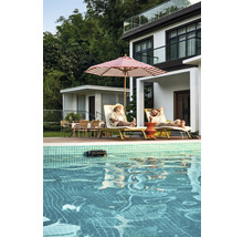 Piscine avec robot nettoyeur et personnes détendues sur des chaises longues